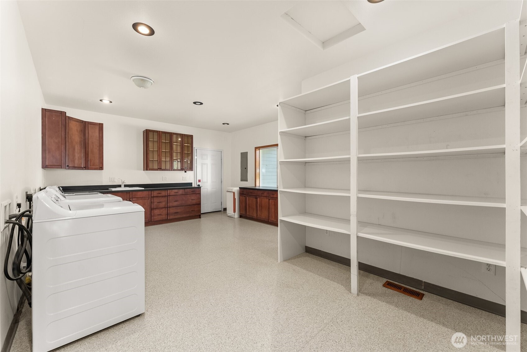 139 Coulson Road Chehalis, WA 98532 - Photo 27 of 40 a room with furniture and a window