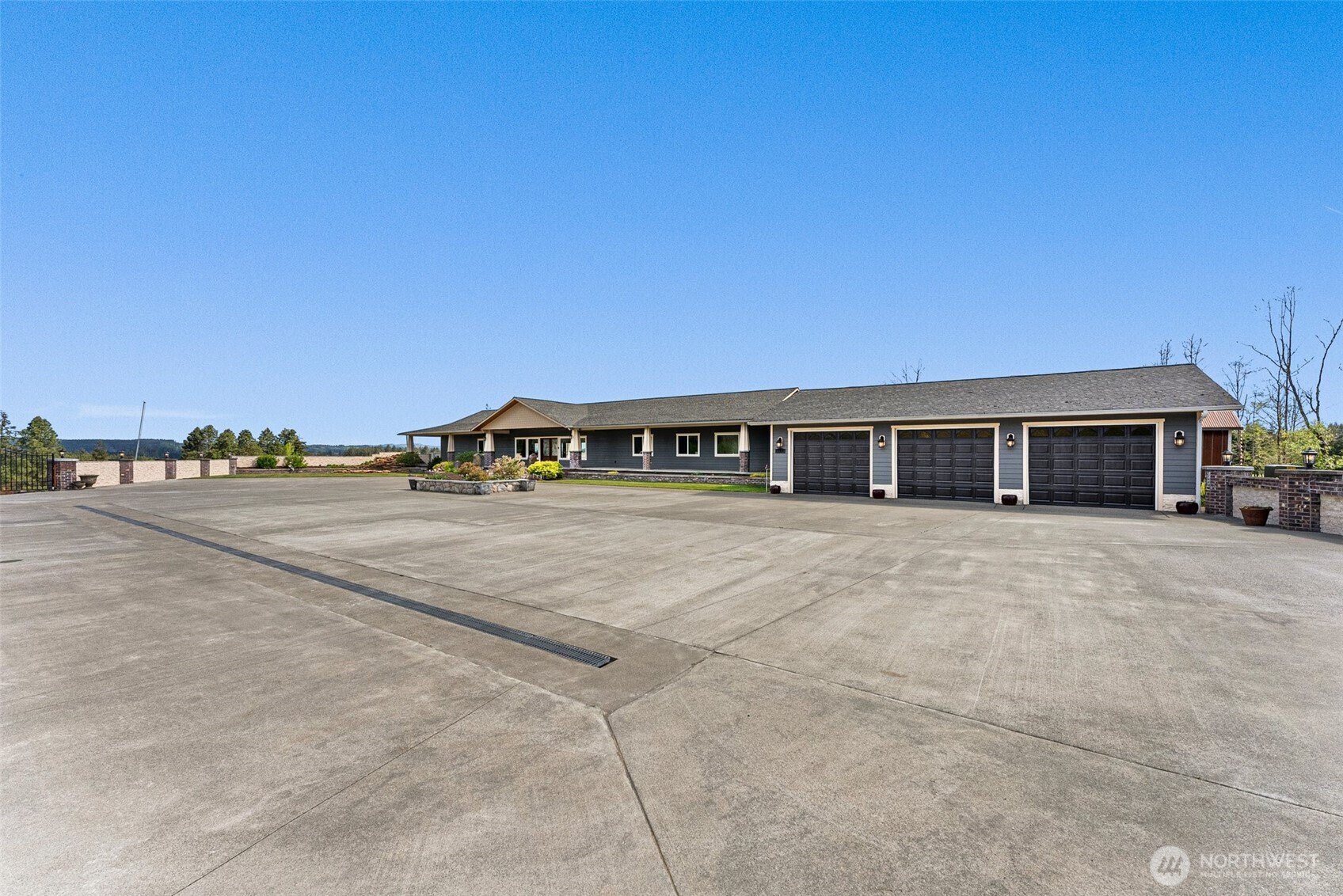 139 Coulson Road Chehalis, WA 98532 - Photo 33 of 40 a front view of a building with