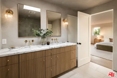 a en suite bathroom with a double vanity sink and mirror