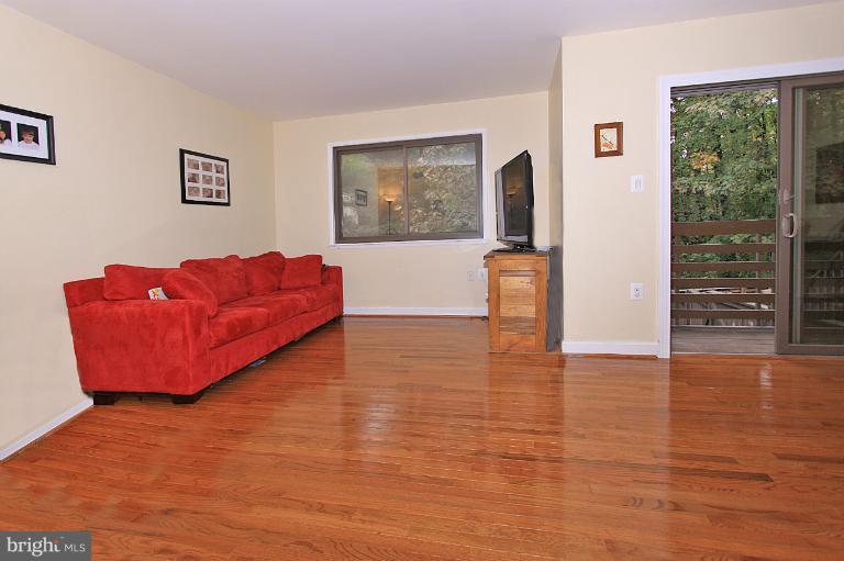 2380 Cloudcroft Square Reston, VA 20191 - Photo 2 of 19 Living Room