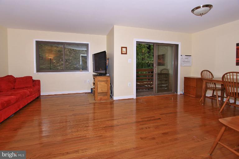 2380 Cloudcroft Square Reston, VA 20191 - Photo 13 of 19 Living Room