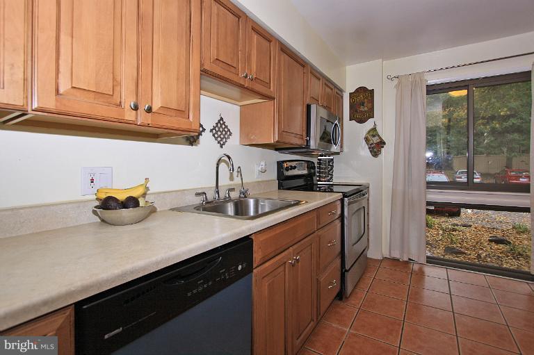 2380 Cloudcroft Square Reston, VA 20191 - Photo 16 of 19 Kitchen