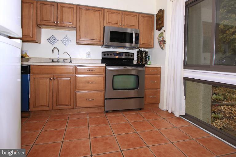 2380 Cloudcroft Square Reston, VA 20191 - Photo 18 of 19 Kitchen