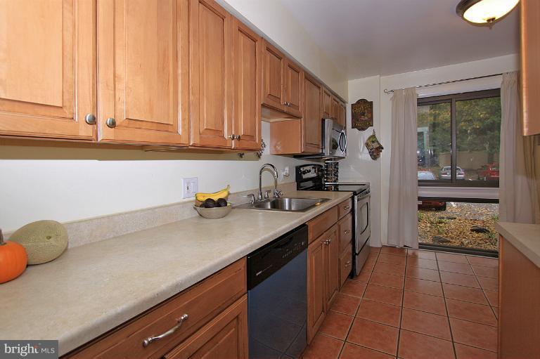 2380 Cloudcroft Square Reston, VA 20191 - Photo 6 of 19 Kitchen