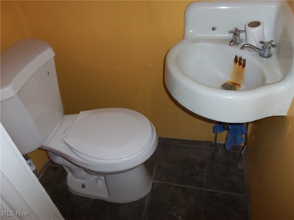 3544 Silsby Road Cleveland, OH 44118 - Photo 7 of 19 Half-Bath on first floor.