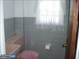 555 Wales Road Havertown, PA 19083 - Photo 5 of 6 Bathroom