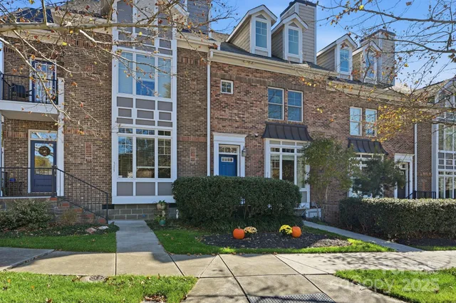 a view of empty room with window