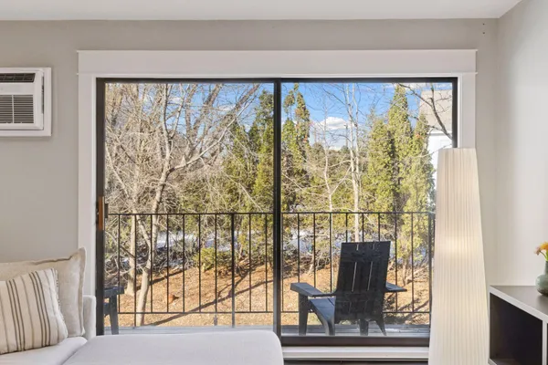 $339,000 | 205 Barry Avenue South, Unit 221, Wayzata, MN 55391