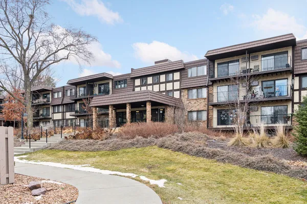 $339,000 | 205 Barry Avenue South, Unit 221, Wayzata, MN 55391
