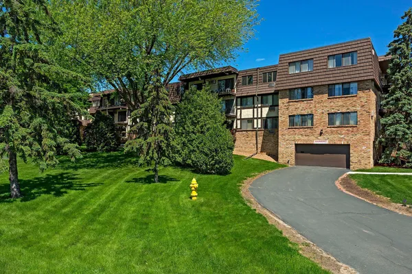 $339,000 | 205 Barry Avenue South, Unit 221, Wayzata, MN 55391