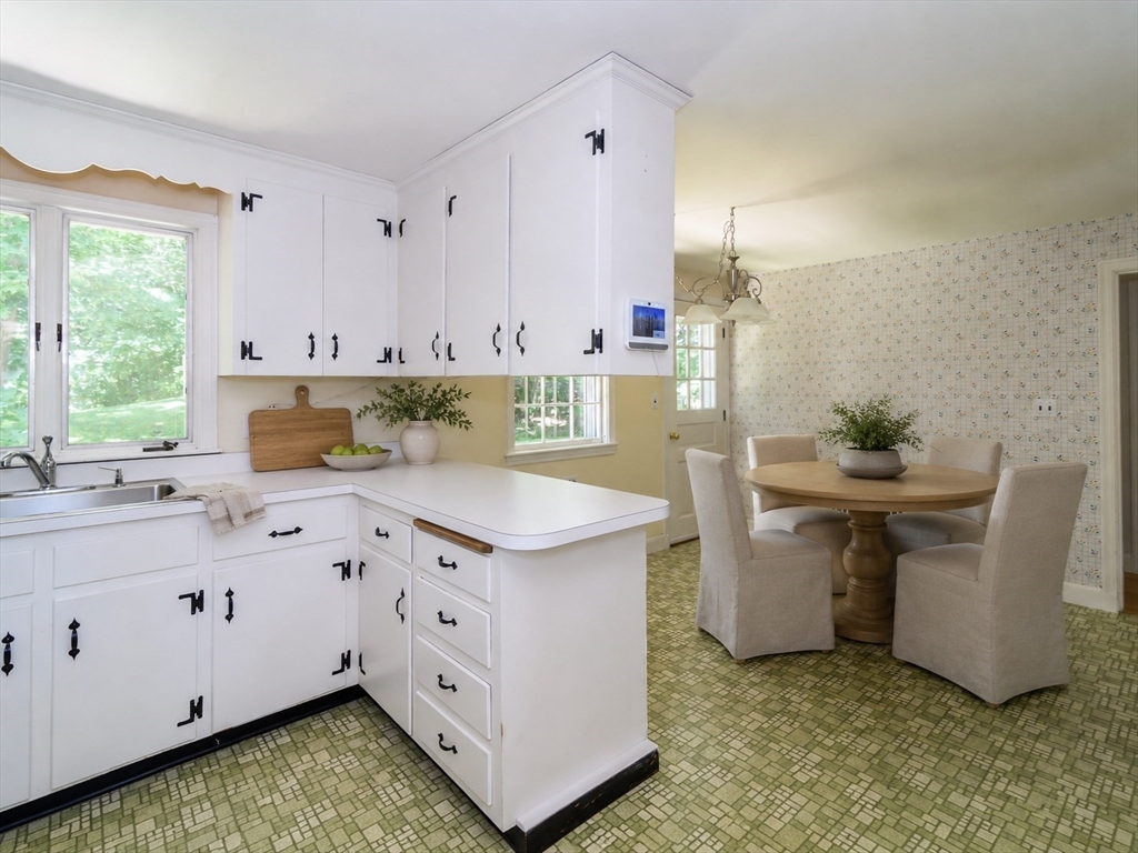 78 Lorraine Road Westwood, MA 02090 - Photo 11 of 34