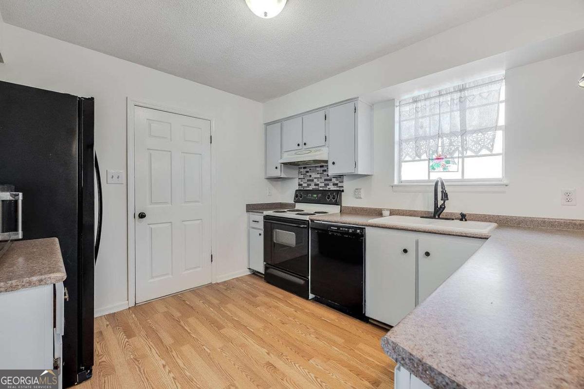 412 Rothwell Street Pooler, GA 31322 - Photo 10 of 32 a kitchen with a sink stove and refrigerator