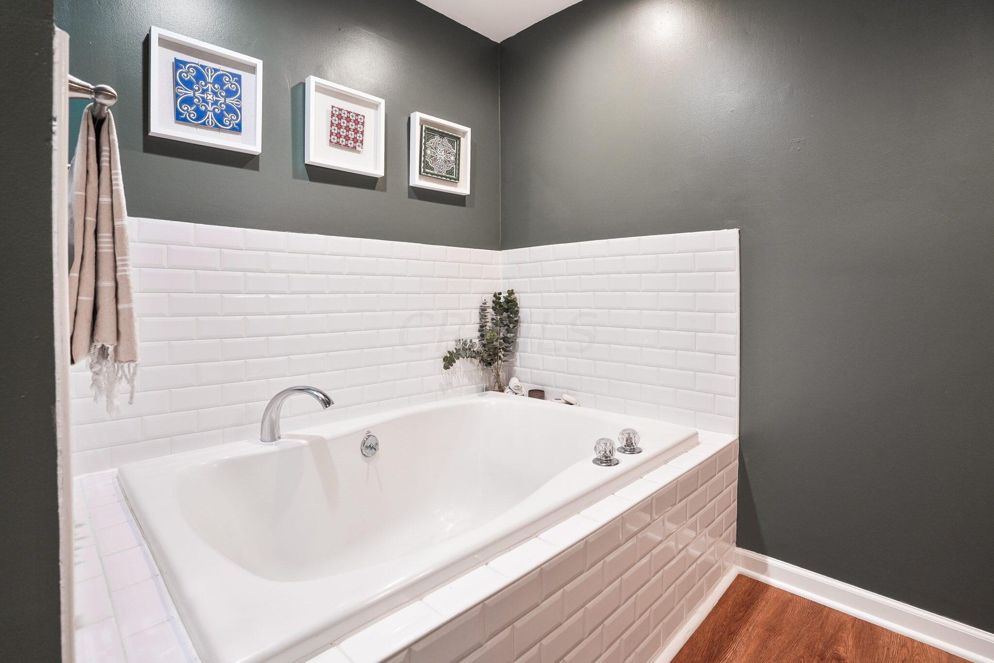 4755 Glendon Road Columbus, OH 43229 - Photo 18 of 40 Soaker Tub