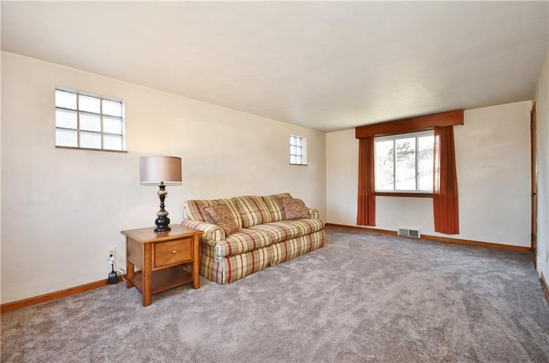 240 East Willock Road Pittsburgh, PA 15227 - Photo 4 of 25 Gallery Image 4