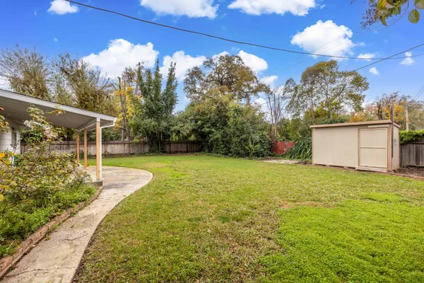 a view of a backyard