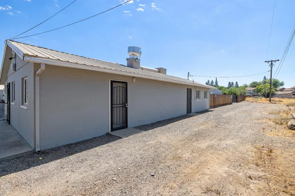 $2,100,000 | 638 West Kern Street, Dinuba, CA 93618