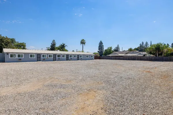 $2,100,000 | 638 West Kern Street, Dinuba, CA 93618