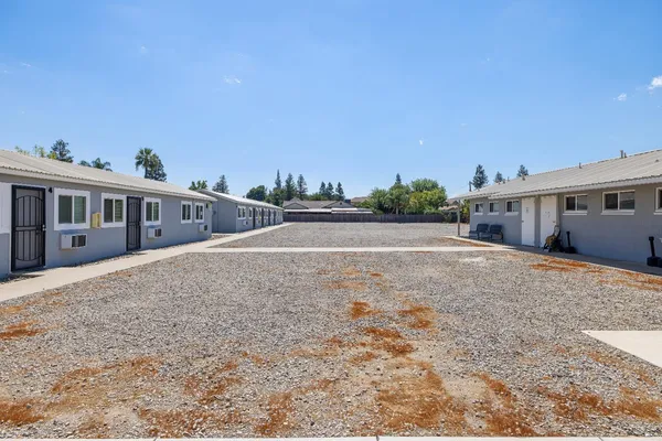 $2,100,000 | 638 West Kern Street, Dinuba, CA 93618