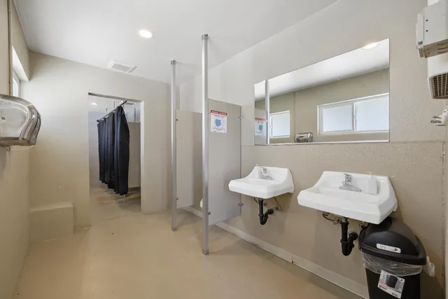 $2,400,000 | 638 West Kern Street, Dinuba, CA 93618