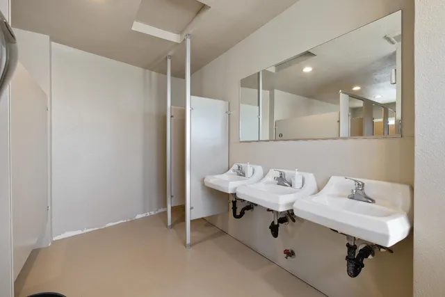 $2,400,000 | 638 West Kern Street, Dinuba, CA 93618