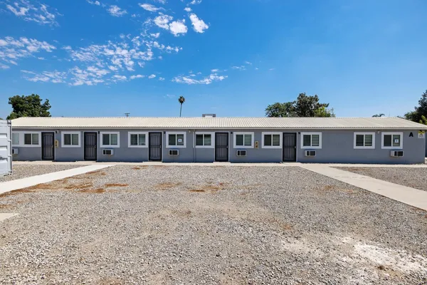 $2,100,000 | 638 West Kern Street, Dinuba, CA 93618