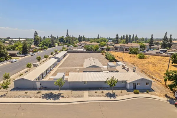 $2,100,000 | 638 West Kern Street, Dinuba, CA 93618
