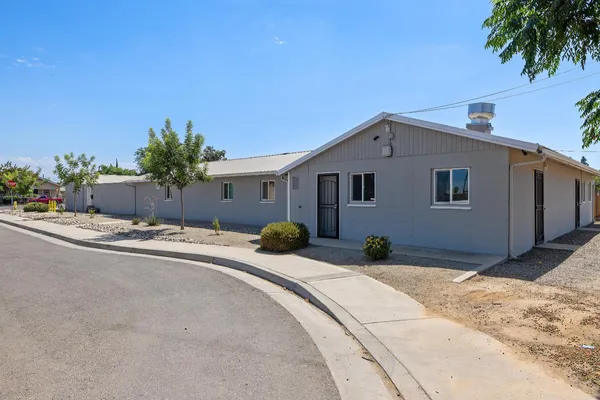$2,100,000 | 638 West Kern Street, Dinuba, CA 93618