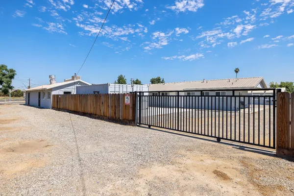 $2,100,000 | 638 West Kern Street, Dinuba, CA 93618