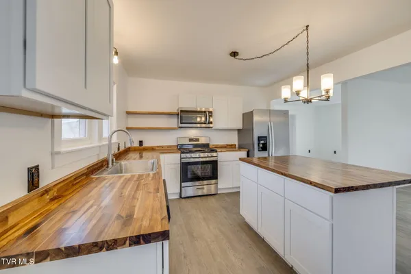 $259,000 | 520 Sycamore Gardens Street, Elizabethton, TN 37643