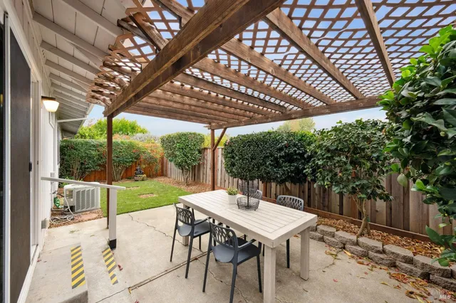 $635,000 | 6550 Meadowridge Drive, Santa Rosa, CA 95409