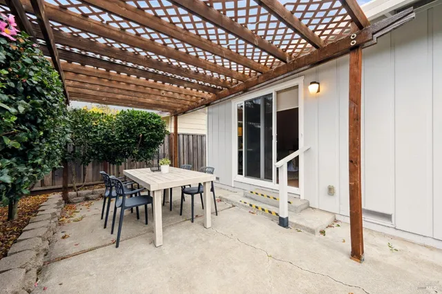 $635,000 | 6550 Meadowridge Drive, Santa Rosa, CA 95409