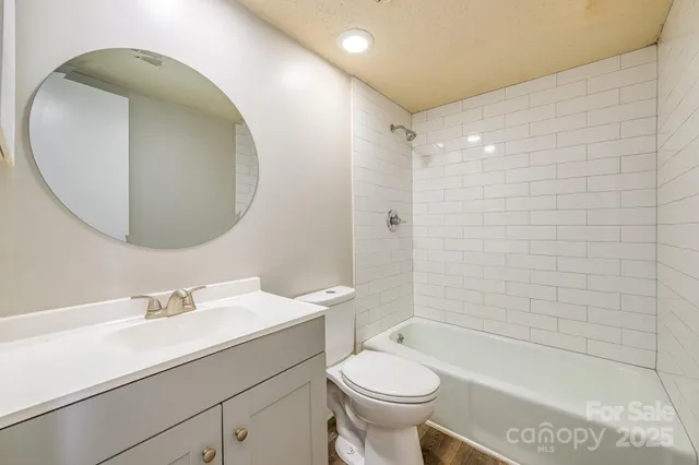 a bathroom that has a toilet in it