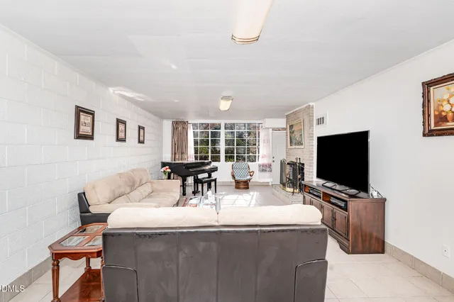 a view of livingroom with furniture