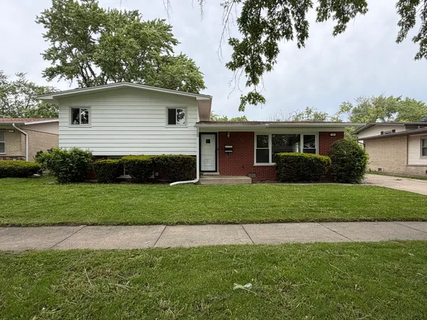 $2,950 | 705 West Fitzhenry Court, Glenwood, IL 60425