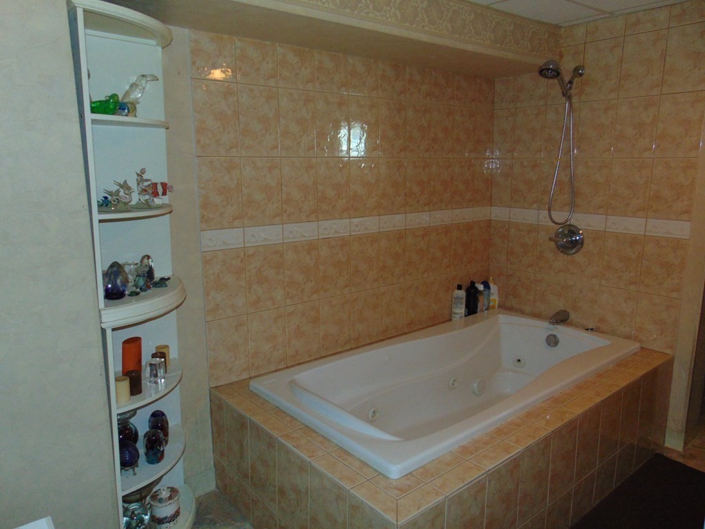 286 Riverside Drive Tiverton, RI 02878 - Photo 20 of 38 a bathroom with a tub and a shelf