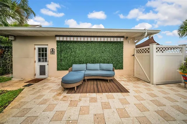 a view of a backyard