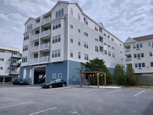 $995,000 | 435 Ocean Boulevard, Unit 401, Hampton, NH 03842