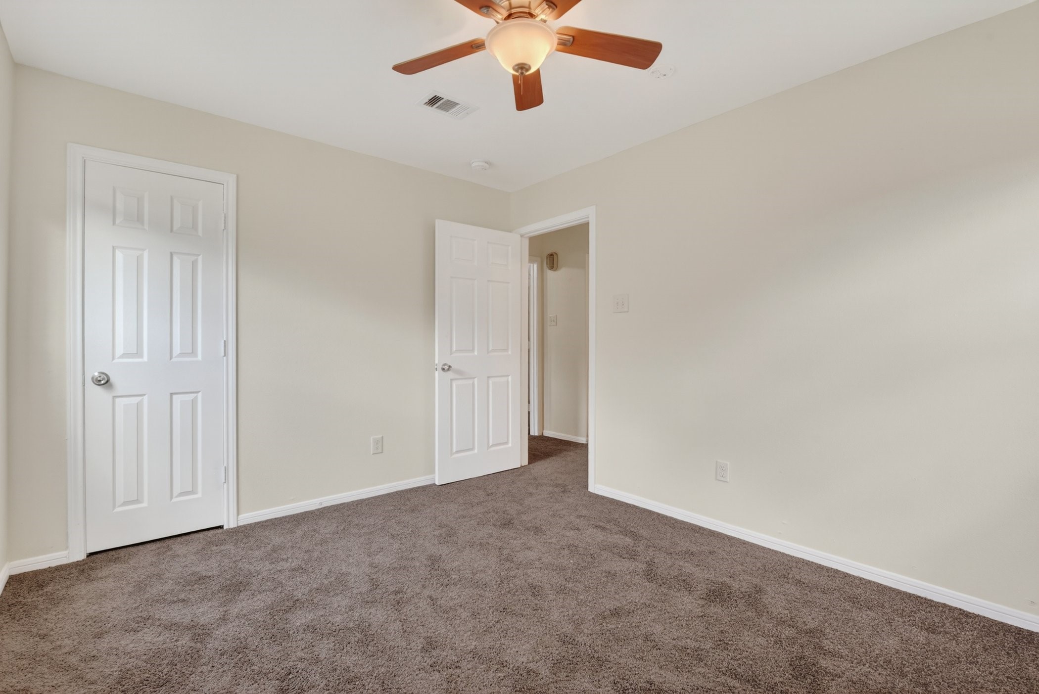 7013 St Augustine Street Houston, TX 77021 - Photo 21 of 35 an empty room with chandelier fan