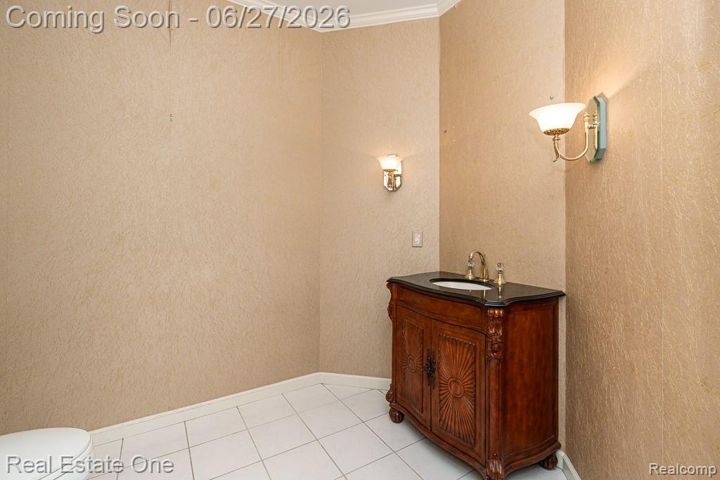 3347 St George Court Rochester, MI 48306 - Photo 18 of 51 First-floor half bath