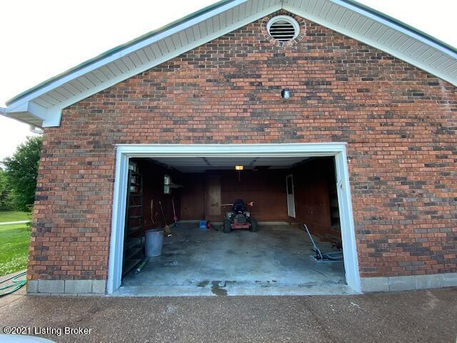 6318 Peonia Road Clarkson, KY 42726 - Photo 19 of 28 garage