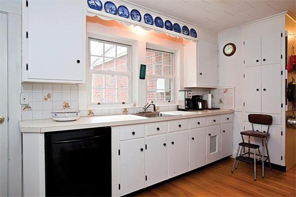 14 Llewellyn Road Newton, MA 02465 - Photo 4 of 6