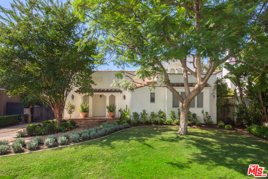 209 South Lucerne Boulevard Los Angeles, CA 90004 - Photo 1 of 24