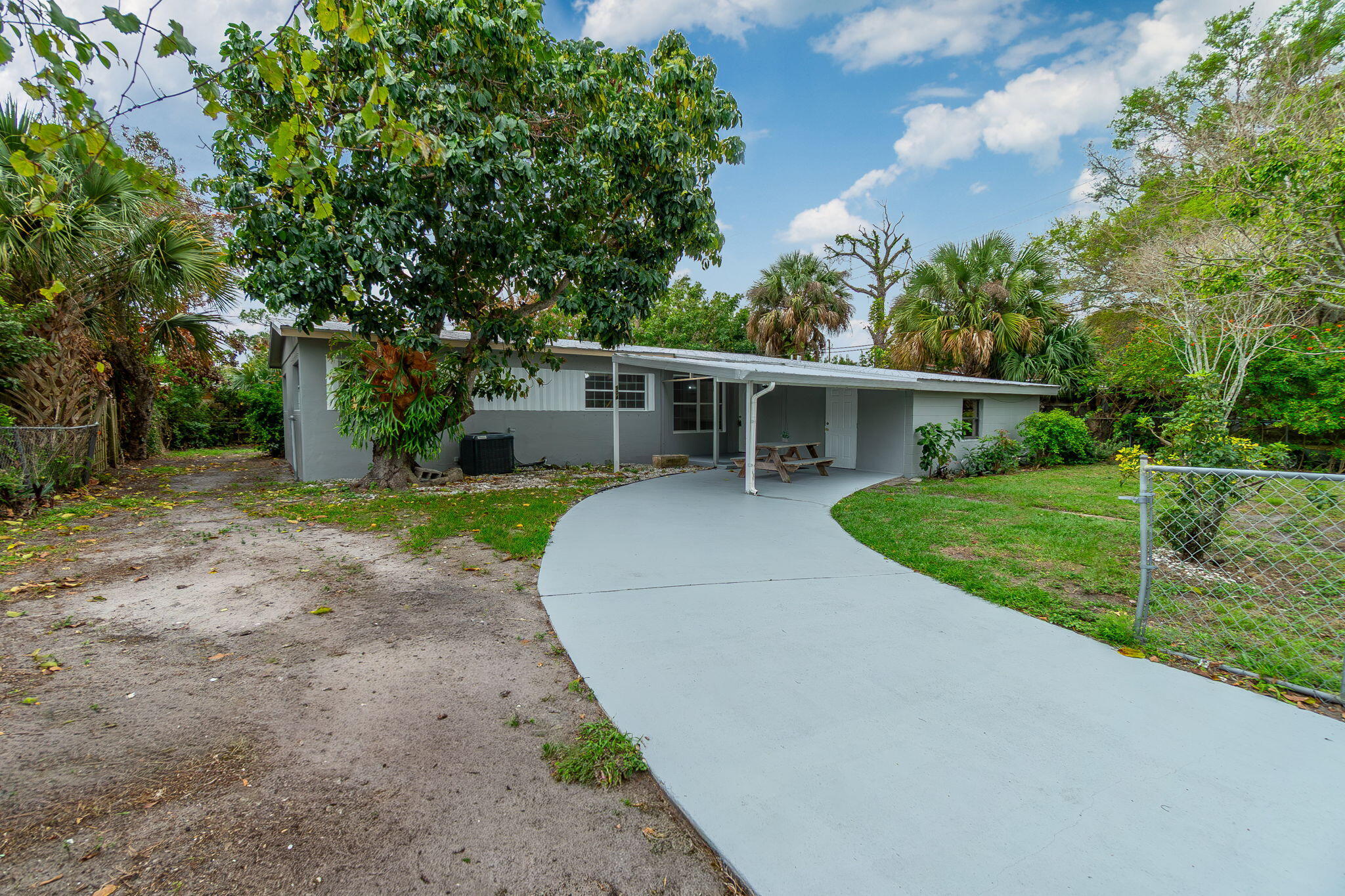 904 Southeast 16th Street Stuart, FL 34994 - Photo 3 of 27 Exterior Front