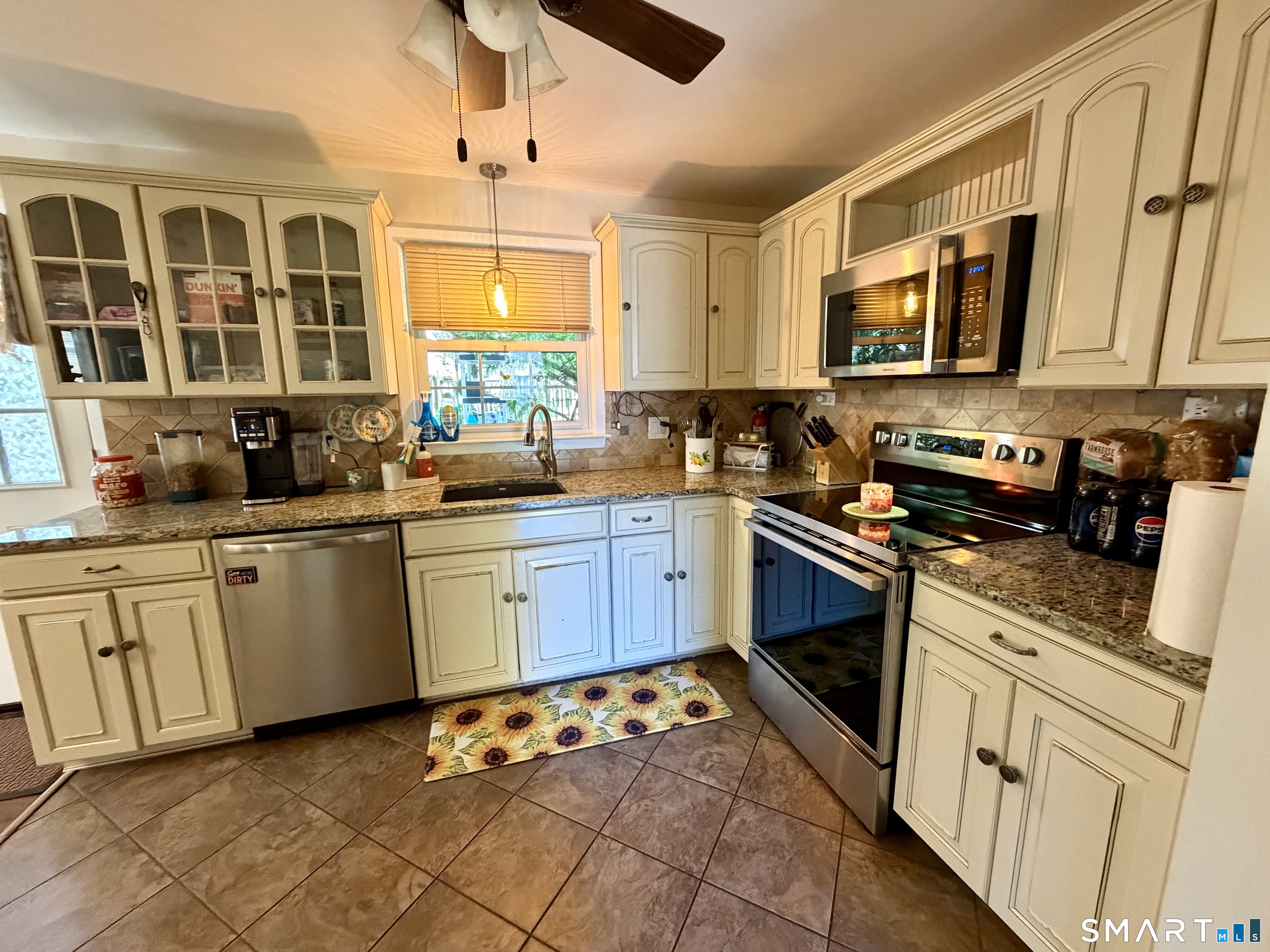 32 Elliott Street Meriden, CT 06451 - Photo 7 of 35 Gallery Image 7