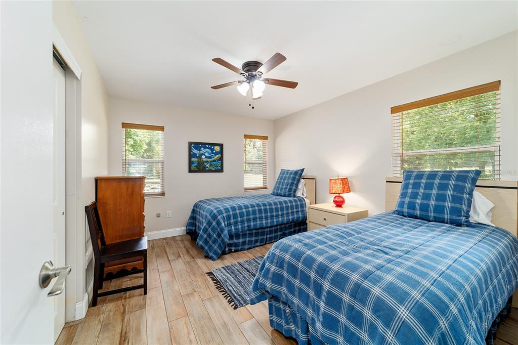 16520 Northwest 170th Street Williston, FL 32696 - Photo 31 of 98 a bedroom with two beds and a chair