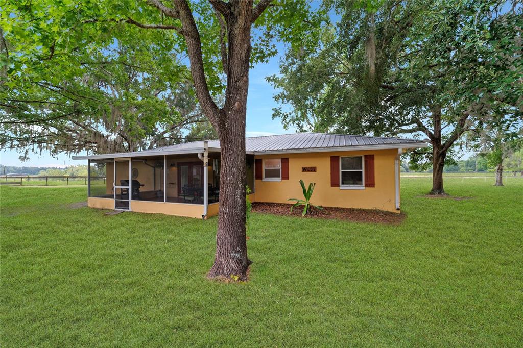16520 Northwest 170th Street Williston, FL 32696 - Photo 39 of 98 a front view of a house with a garden