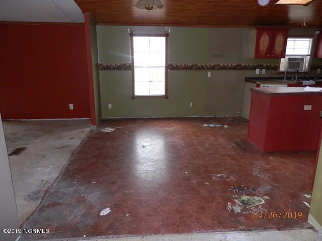 348 Lake Road Newport, NC 28570 - Photo 4 of 21 P3260020