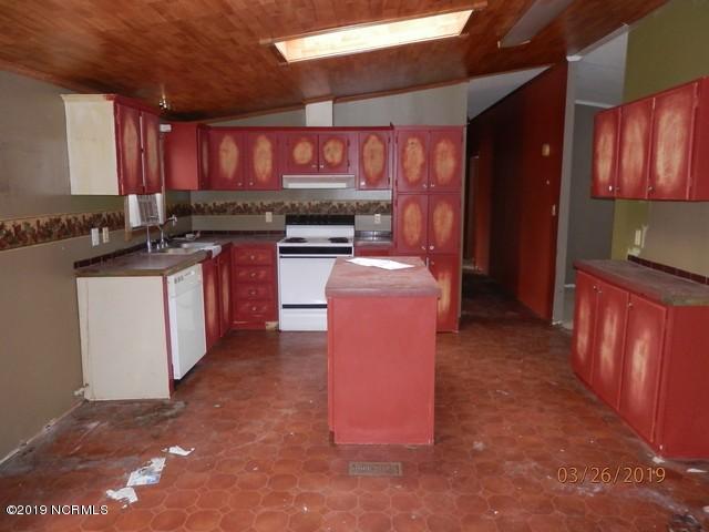 348 Lake Road Newport, NC 28570 - Photo 5 of 21 P3260021