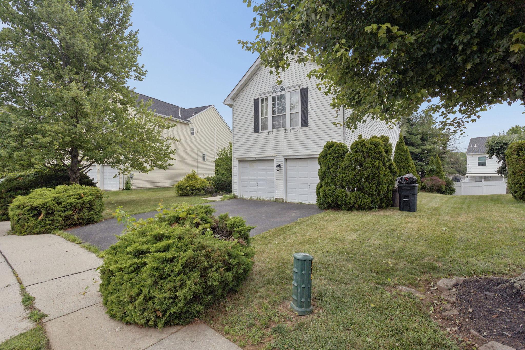 18 Hemingway Lane Columbus, NJ 08022 - Photo 2 of 27 Front angle