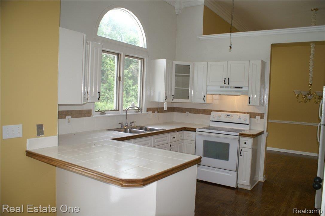 1955 White Lake Road Highland, MI 48356 - Photo 12 of 25 PLANT LEDGES,ARCH WINDOW